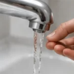 Fontanero profesional realizando una reparación urgente de agua en Granada